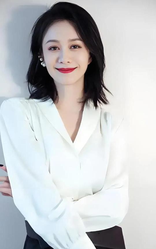 倪虹洁，1978年6月9日出生于江苏常熟，毕业于同济大学。2001年因婷美内衣