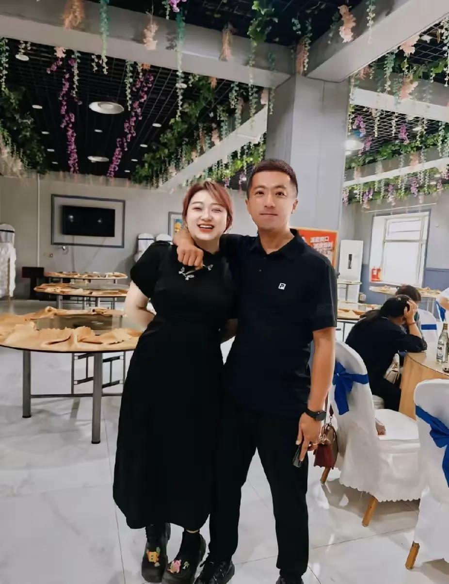 我哥是继父带过来的，跟我没有血缘关系，但从小一起长大，他比我大7岁。小时候我被人