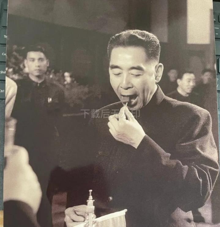 【老照片】可以说很多人都不曾看到过这张老照片，即便看到的人也肯定不敢说他嘴馋，而