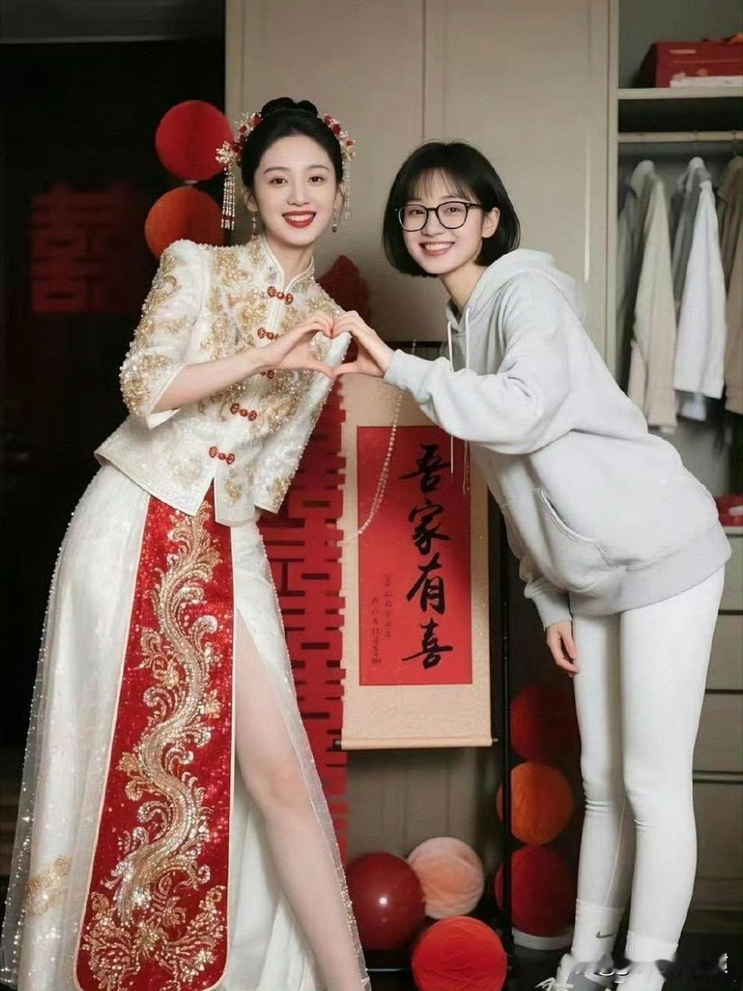 新娘很漂亮啊，但我更喜欢戴眼镜那个