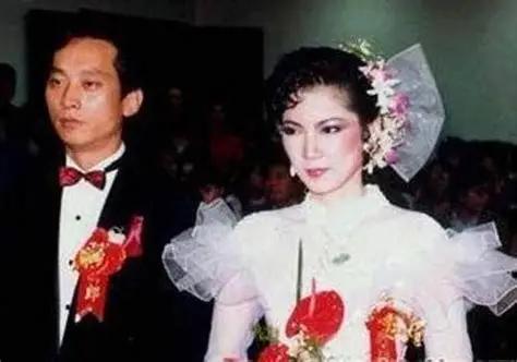 1985年,叛逃到台湾的空军飞行员萧天润和台湾美女张德芬结婚,他不光得到了台湾奖
