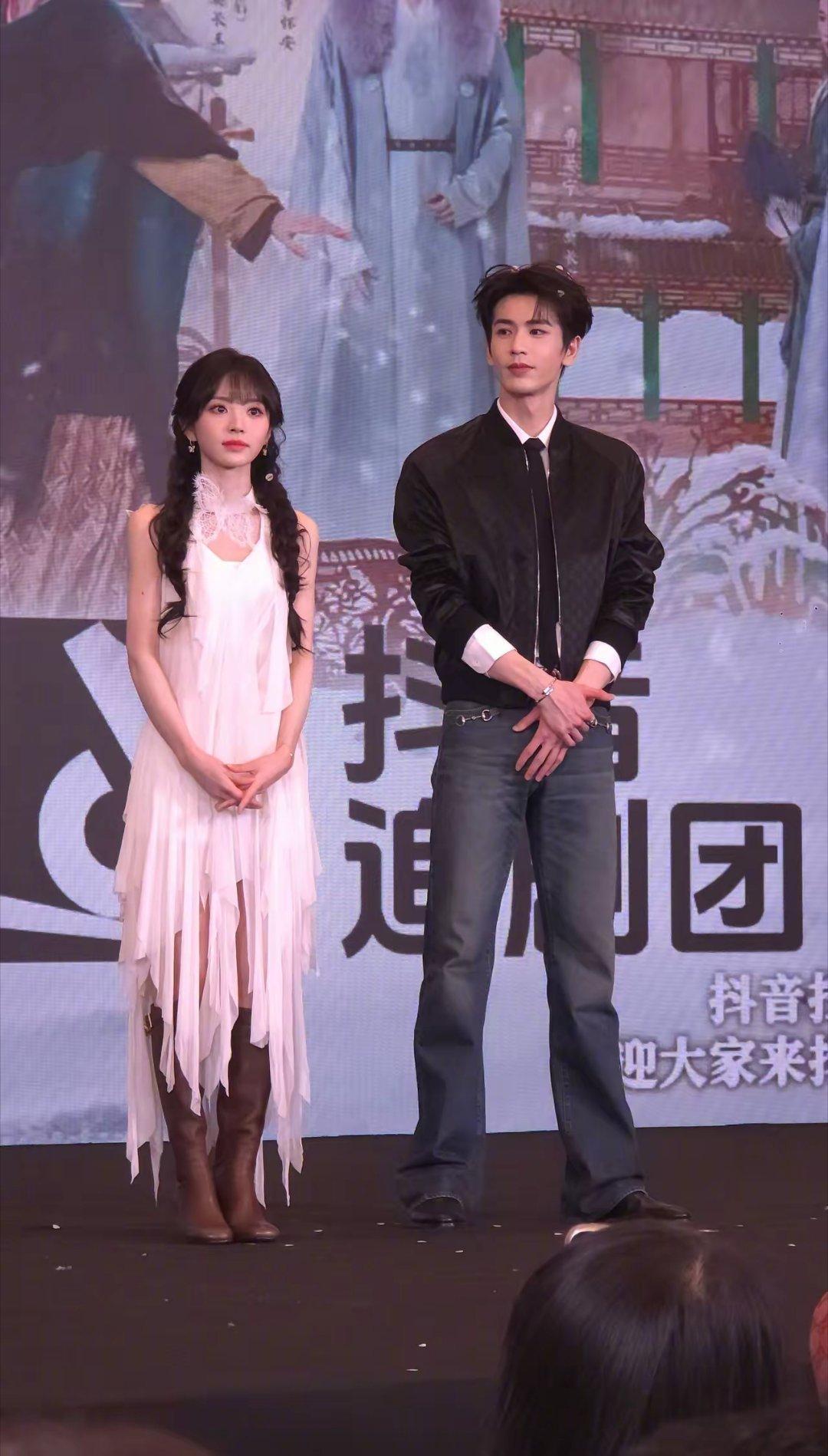 别吹田曦薇的松弛感了，她脸上那个酒窝都快挪窝了。