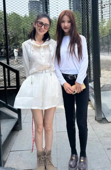 佟丽娅旁边这个美女看着好眼熟，就是叫不出名字来。[滑稽笑][滑稽笑][滑稽笑]