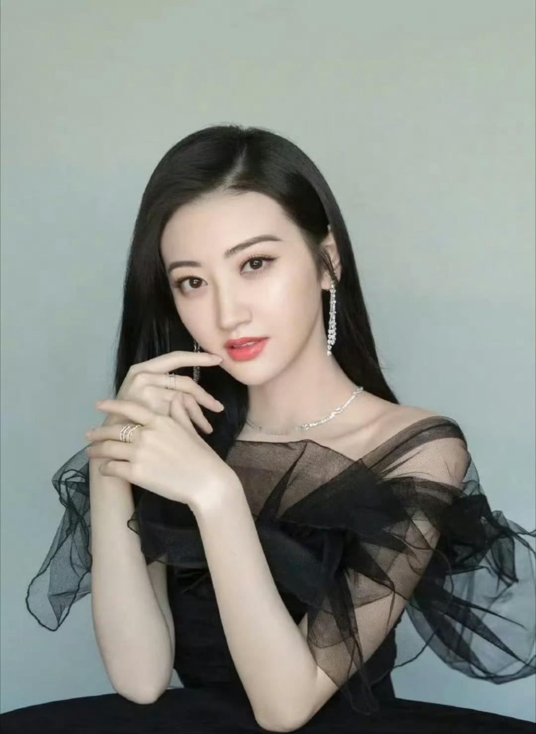 景甜黑纱造型，优雅与精致并存​​​