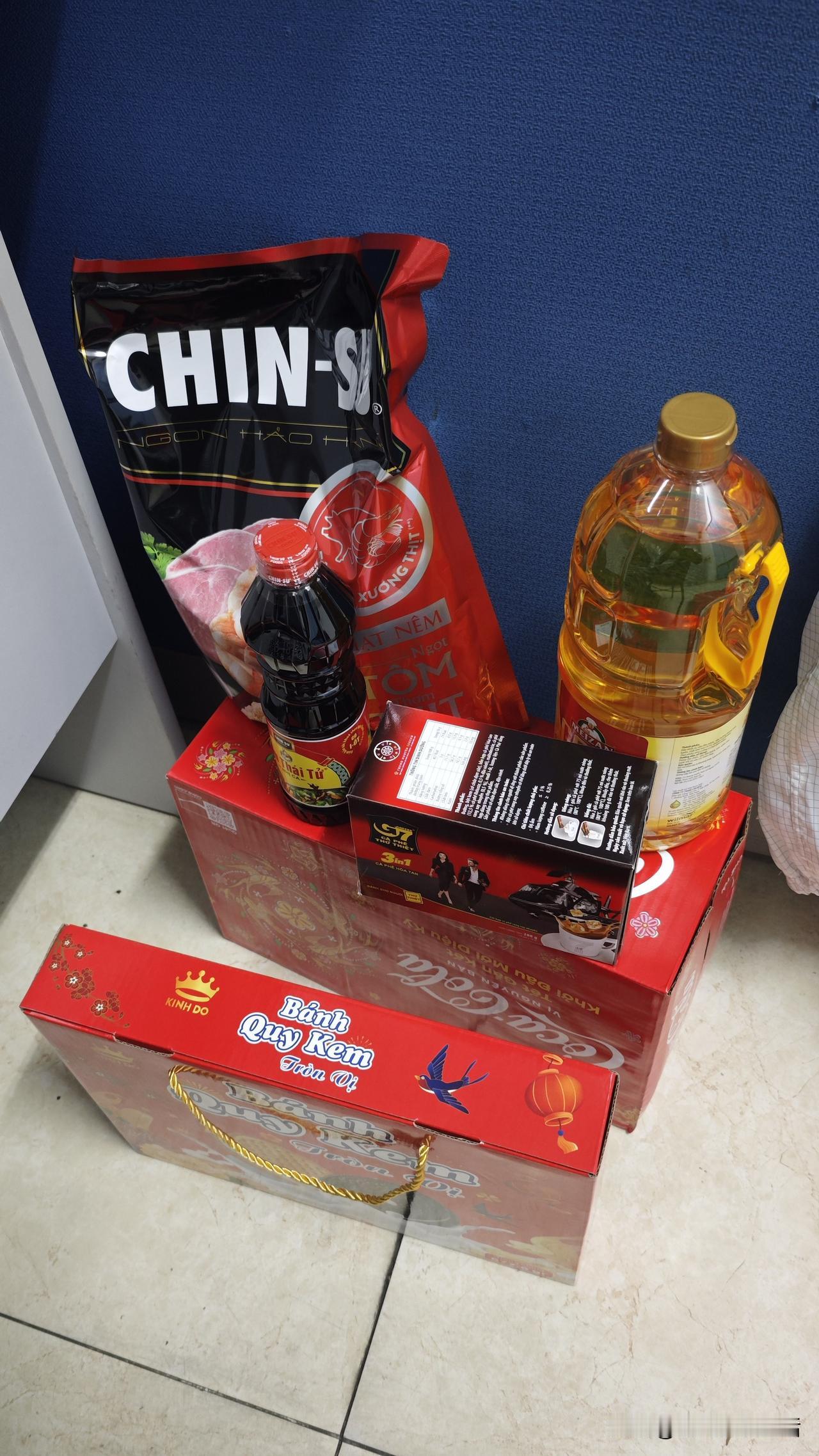 昨天给厂子所有越南员工发了春节礼品，比较丰富且实用：一盒饼干、一桶植物油、一袋