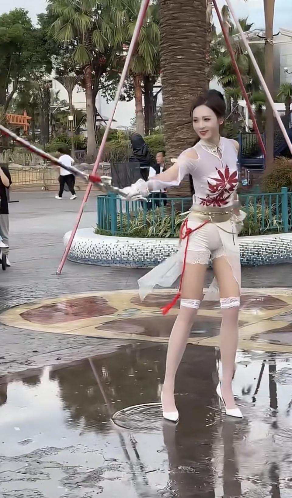 一个女孩在户外摆姿势拍照。