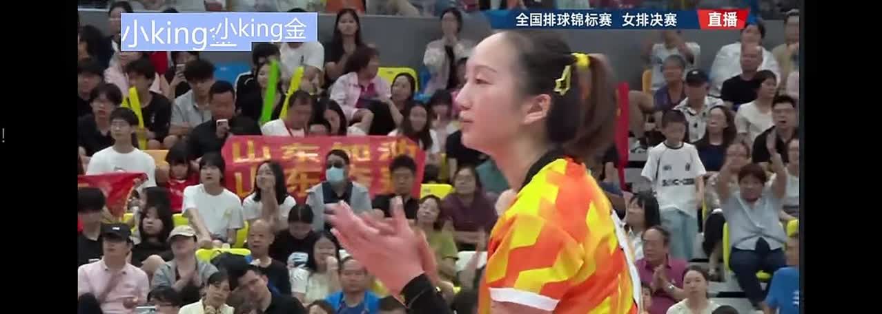 全锦赛决赛，山东女排第二局26-24险胜上海女排。第一局上海女排局末曾经20