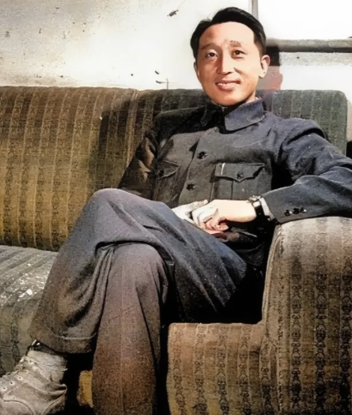 50年代初，张作霖的二儿子张学思，一张罕见的留影，镜头中的他穿着中山装，看起来英