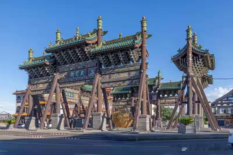 一九五四年，大同城十字街心那四座明朝牌楼被放倒了。拉木头的大车来了好几辆，绳子一