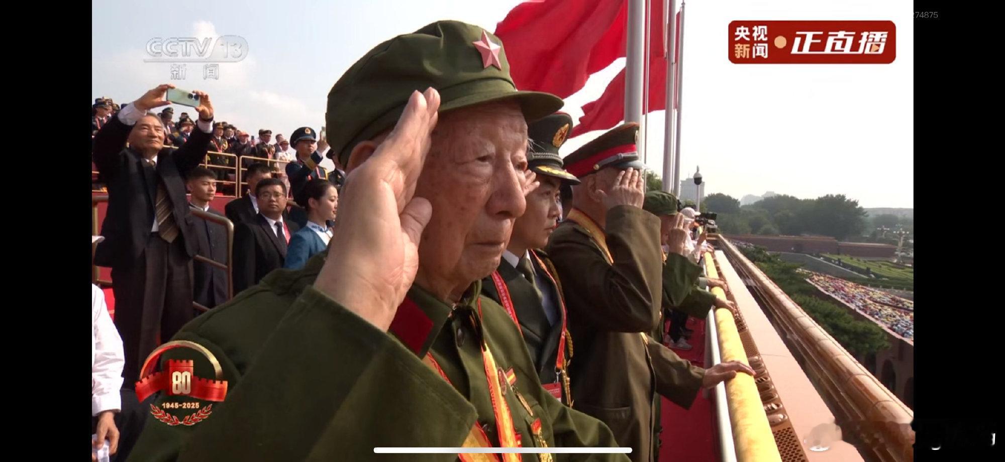 九三盛大阅兵看到很多老兵真的泪目[哭哭]全场最认真正襟危坐的永远是他们不过阅兵的能