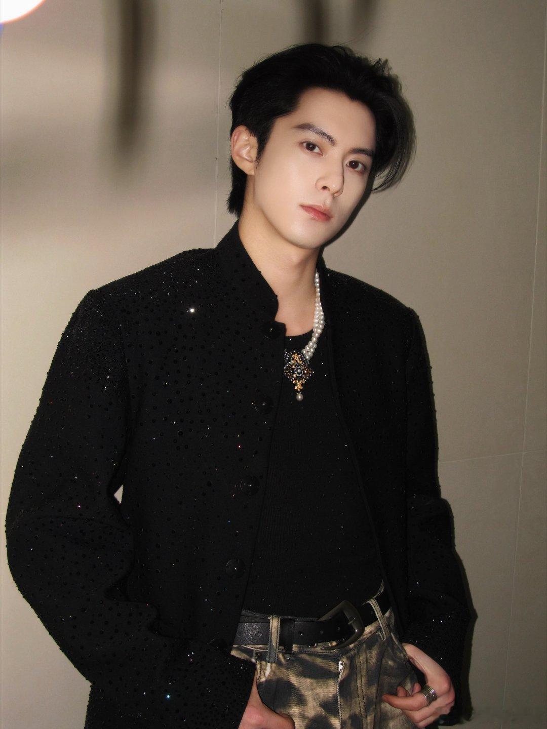 给王鹤棣打爽了沉浸式游戏趣味互怼，直接给王鹤棣打爽了，综艺感焊死在身上，帅疯的