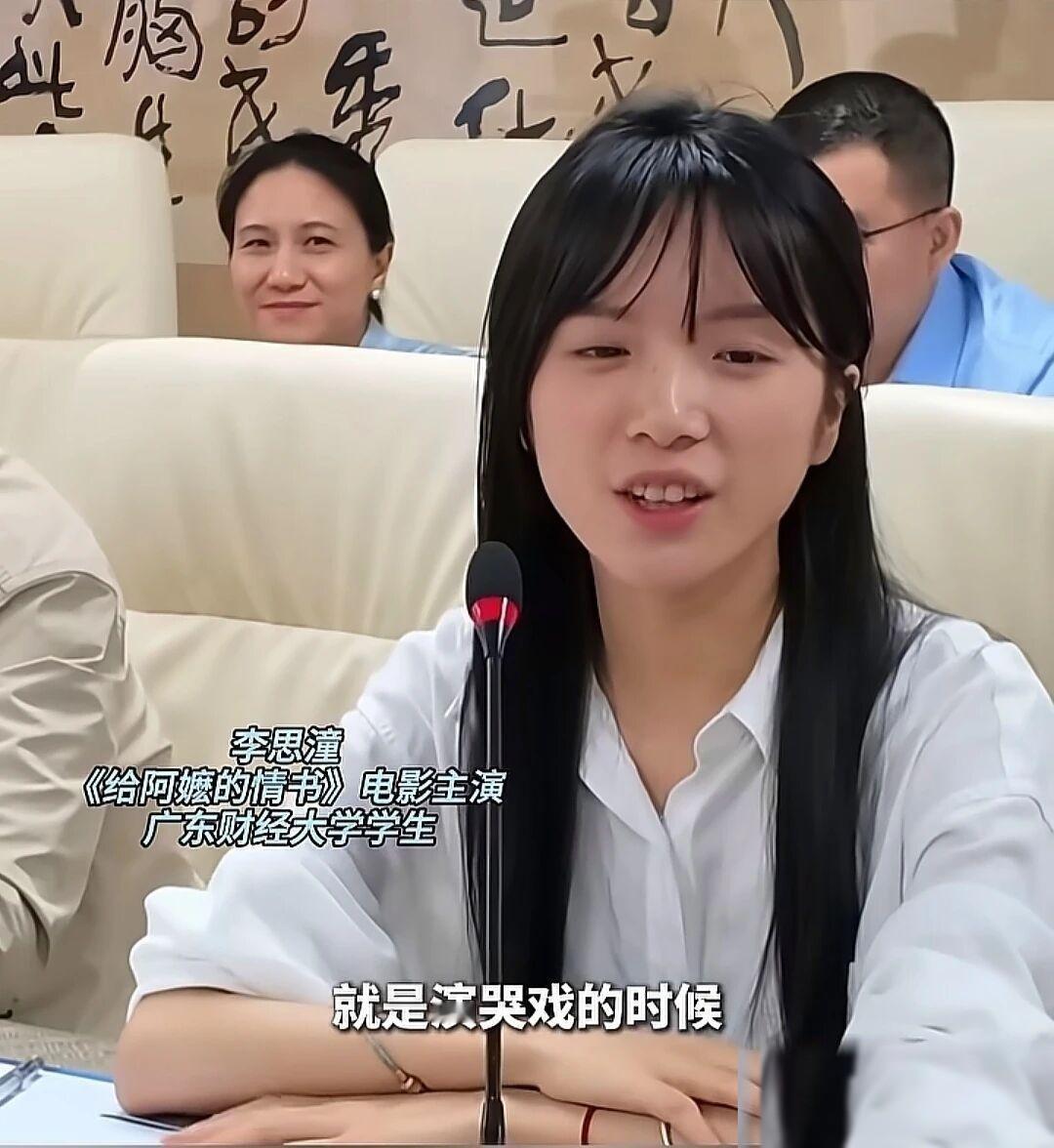 好歹准10亿票房女主了，怎么就素面朝天出来了？第一次拍电影就爆火全网，可到了李思