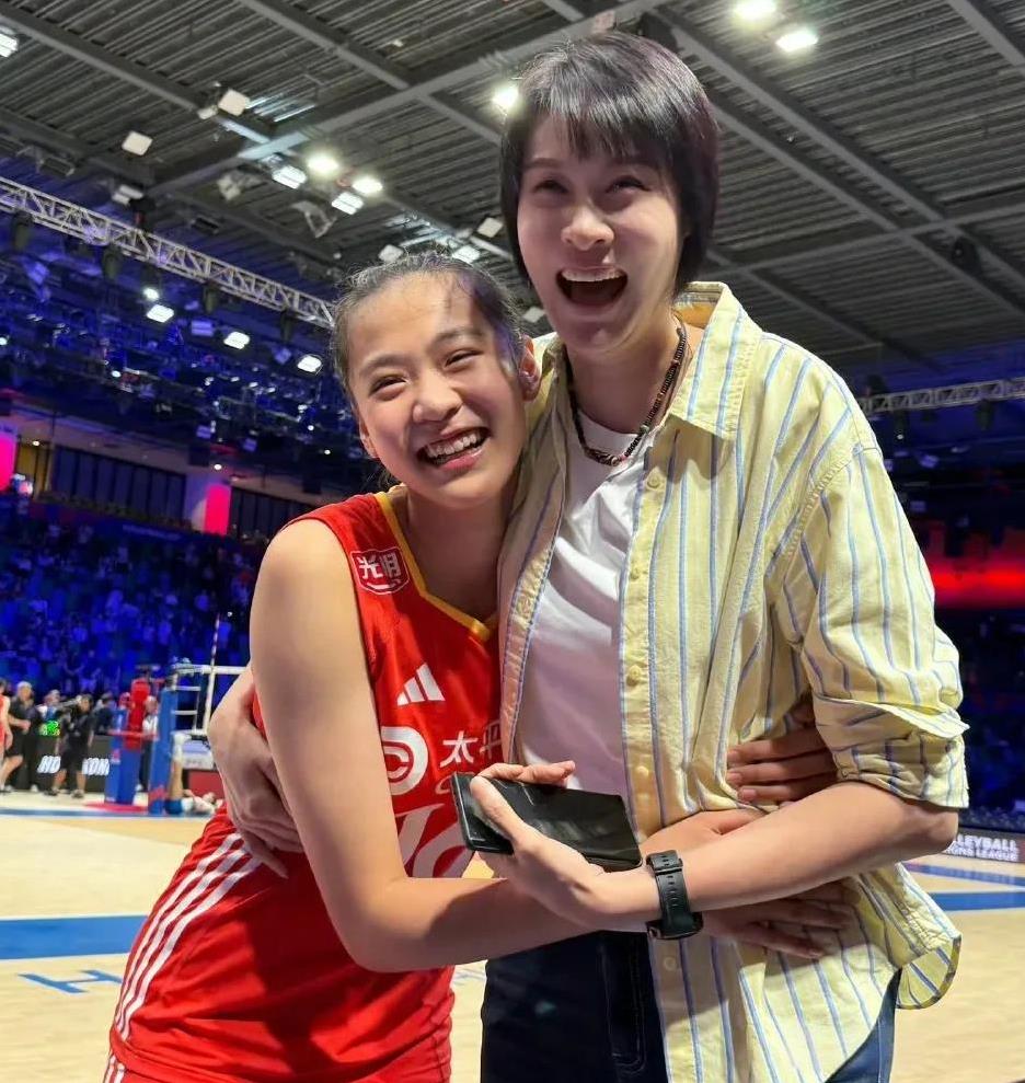 王奥芊和赵蕊蕊终于同框了！中国队3-1胜捷克队后，赵蕊蕊和张娜过来看望好姐妹杨昊