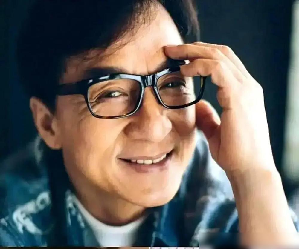 70岁成龙，父女第一次同桌吃饭。桌上只摆了盘糖醋里脊。吴卓林筷子没动，先掉眼泪。