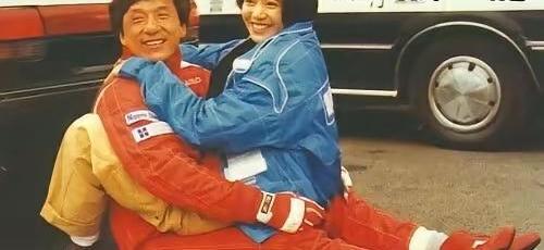 都说林凤娇熬了几十年,终于赢了成龙的全部身家,可这真的值得羡慕吗?这根本不是什