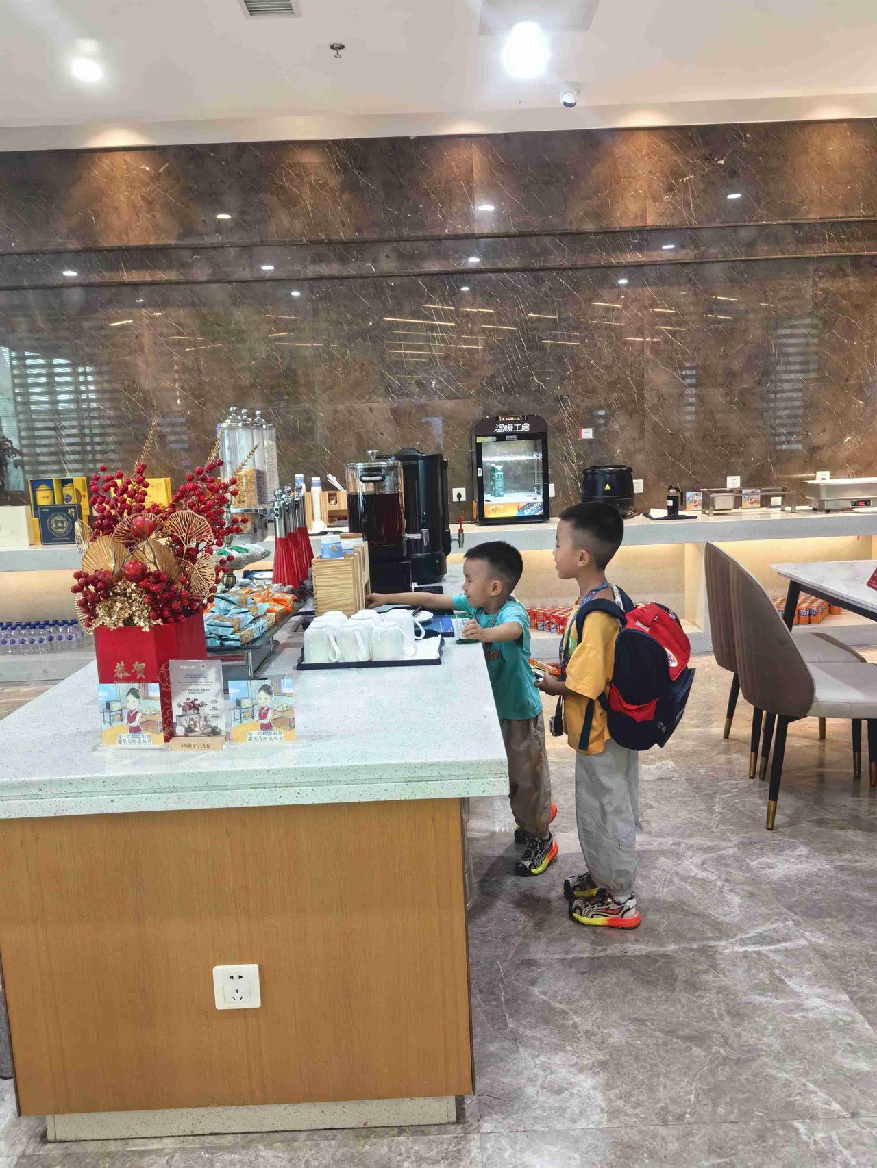 出发啦！避暑去。今天早上6:00起床煮了鸡蛋，蒸了昨天吃剩的清蒸鲈鱼，我又煮