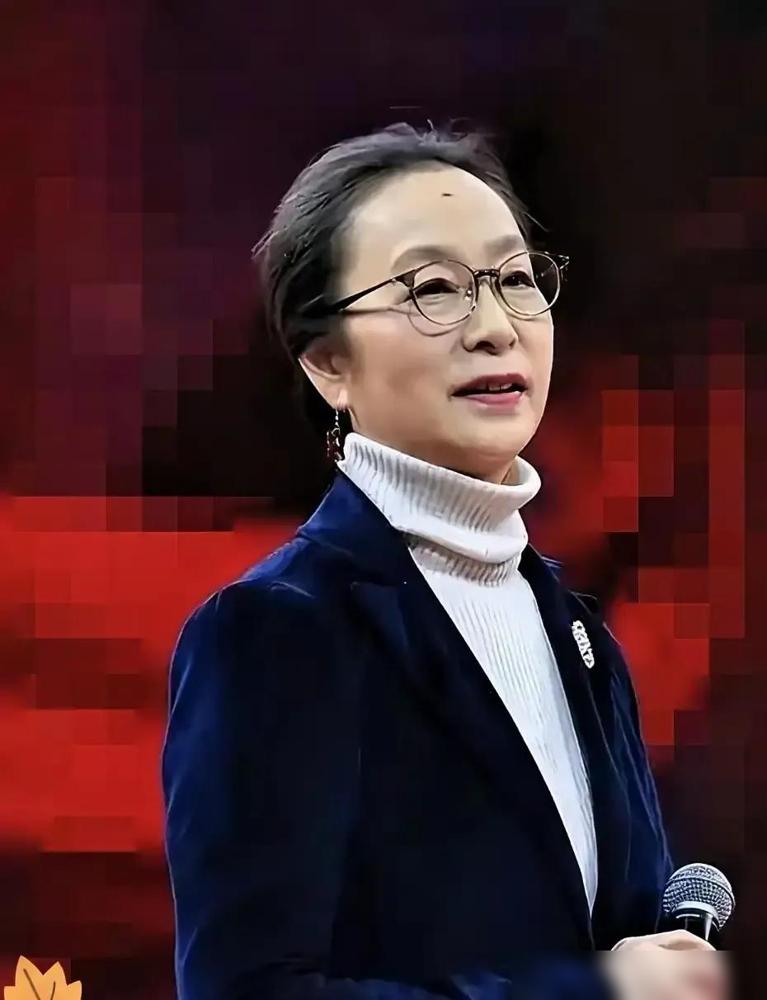 奚美娟刚走出发布会大厅，就被话筒堵到下巴。有人劈头问当年离婚是不是因为孩子，还追