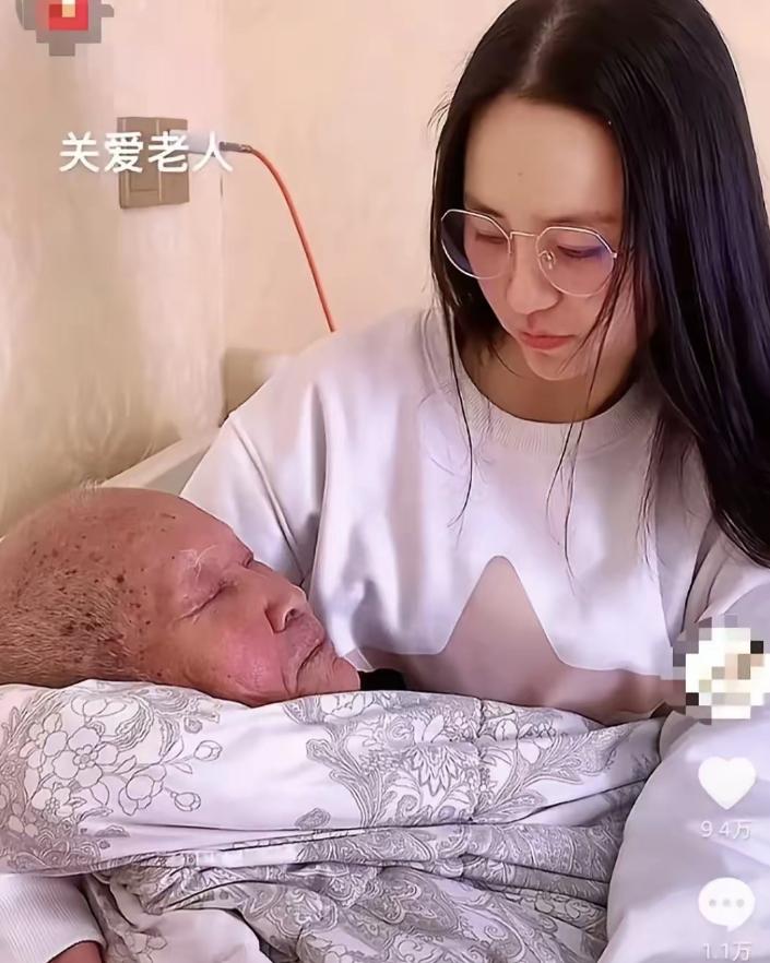 河南一90后女子半夜给93岁爷爷换尿不湿，突然，爷爷拉着女子说：能抱抱我吗？孩子
