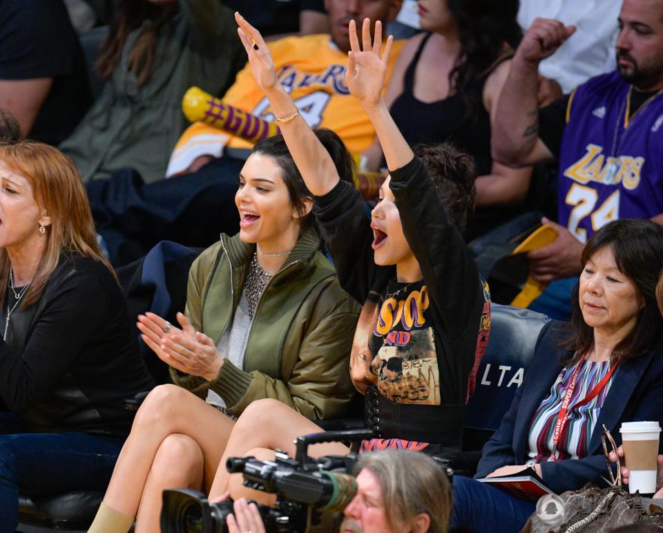 这张NBA旧照杀疯了！肯豆贝拉的“超模滤镜”碎了谁能想到，当年的NBA场边，肯