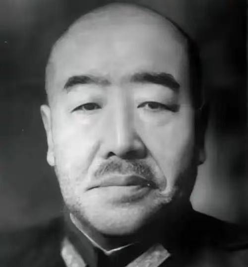 1943年，国民党官员庞炳勋投敌叛国残忍砍下了30多名八路军的头颅，并将尸体扔到