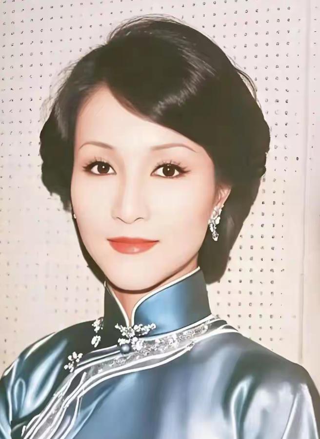 狄波拉这辈子最硬气的事，不是港姐夺冠，而是1995年离婚时，扔给谢贤一句话：孩子