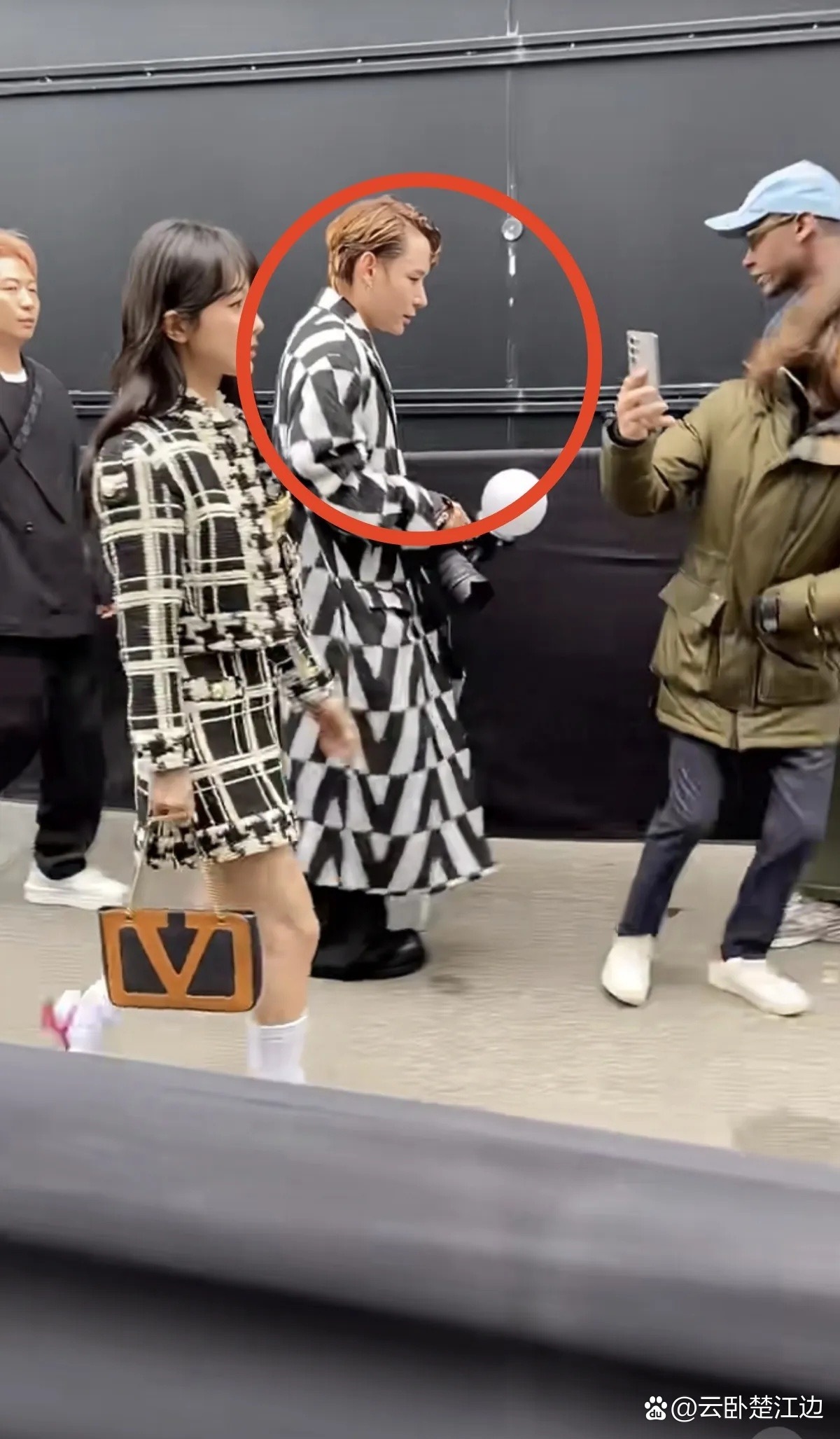 摄像师你穿成这样是不是故意的￼尴尬不？