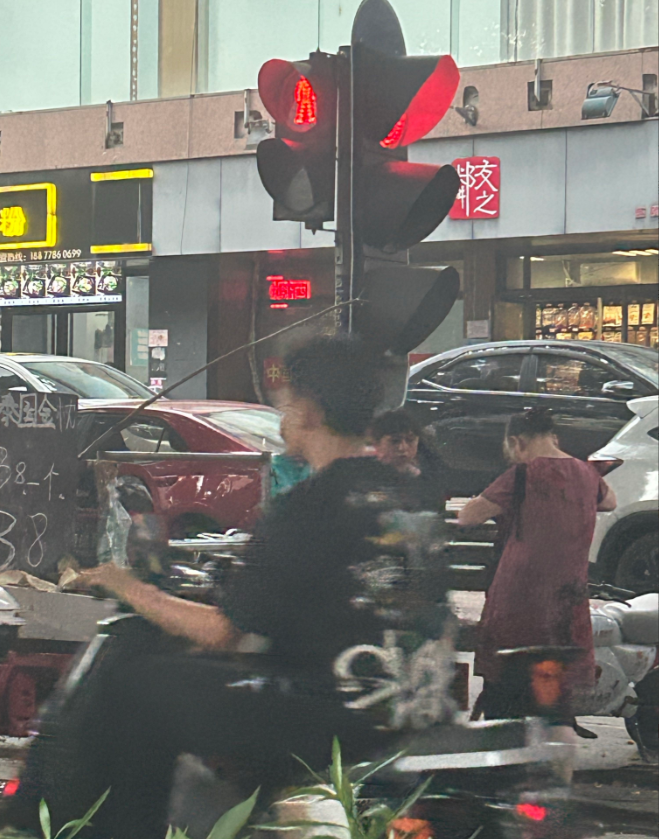 路边看到一个阿姨在小伙子那里买榴莲，好想劝她不要买。虽然明码标价38元一个，但是
