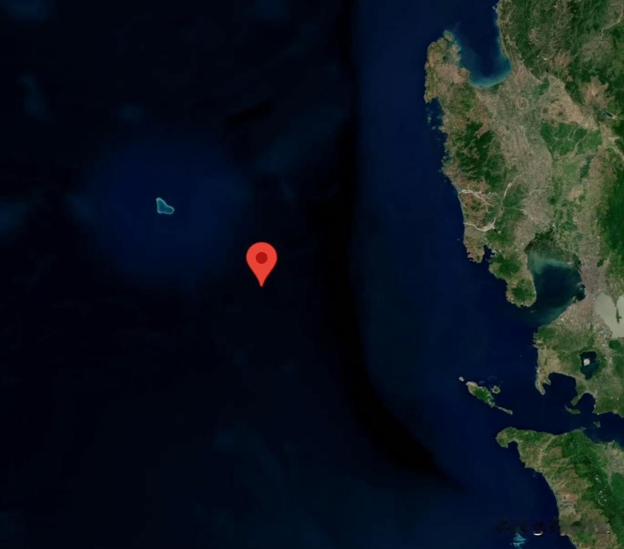 11月15号，卫星图像显示疑似1艘055型驱逐舰位于黄岩岛东南方海域。与此同