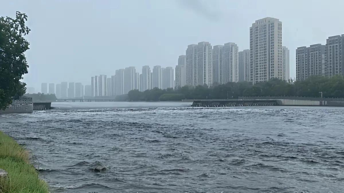 甘霖窗前一街雨，