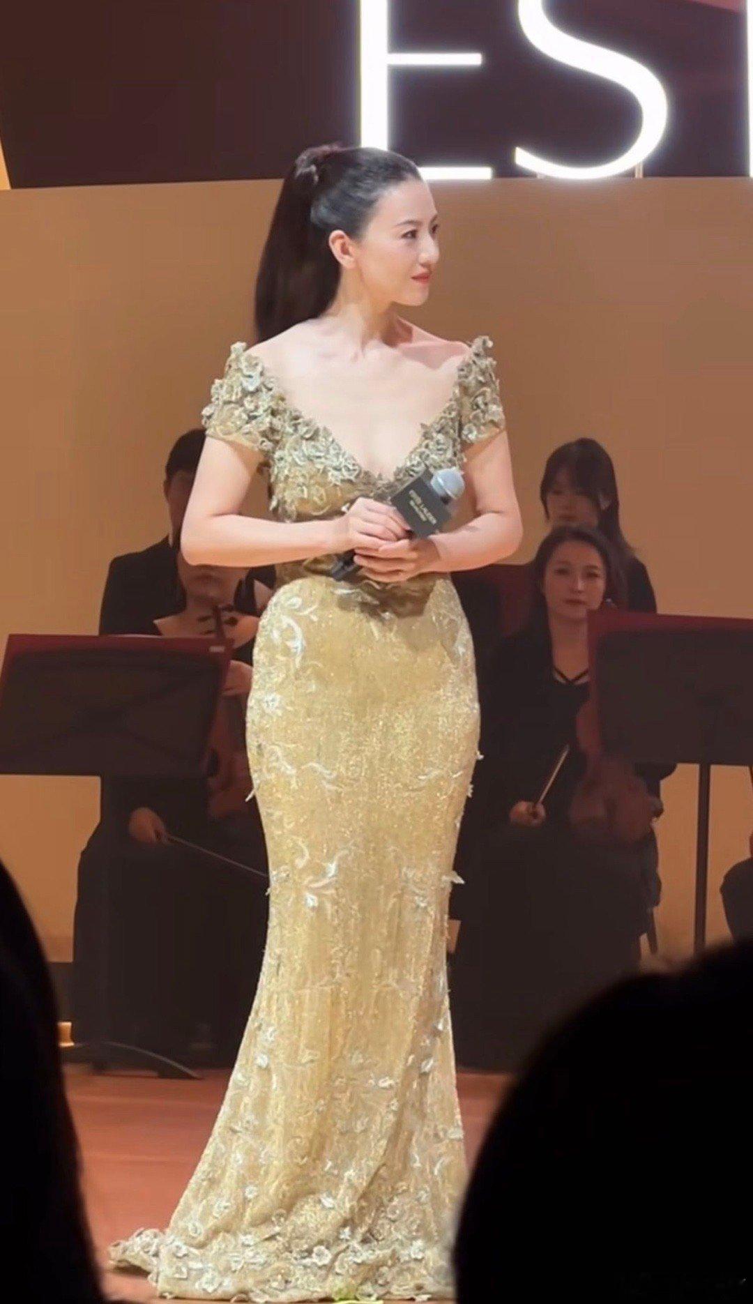 高圆圆白月光独白好治愈月光般的治愈力！高圆圆音乐会念白细腻舒缓，时光沉淀出的从