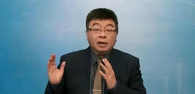 台湾著名时事评论家邱毅坦言，他看错了郑丽文，觉得郑丽文飘了，尤其是郑丽文提出的大