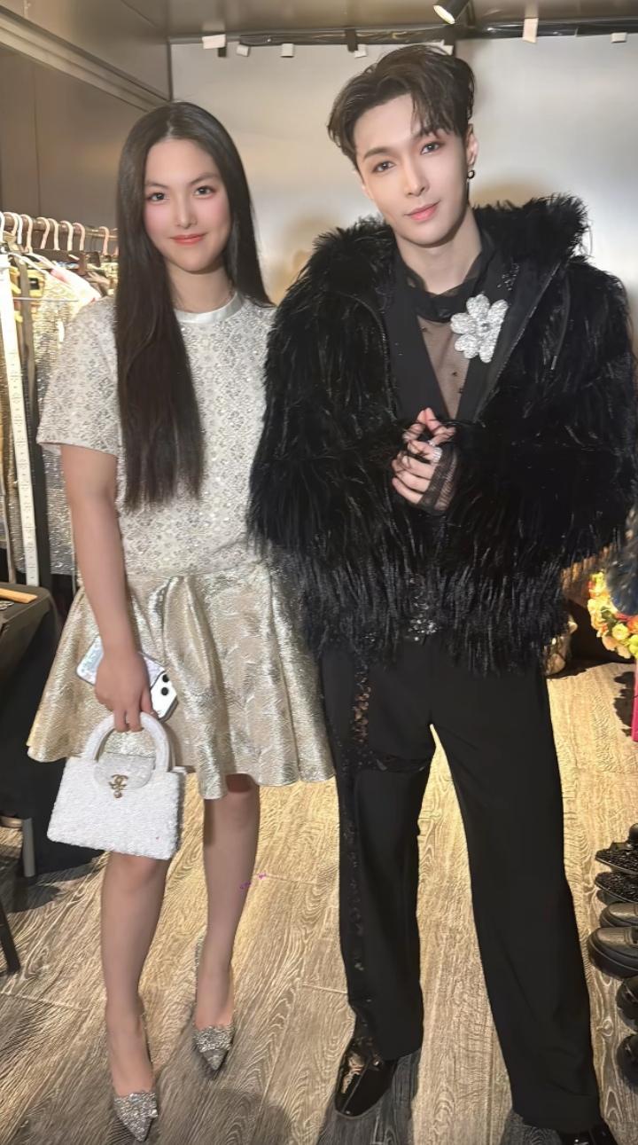 李湘花了那么多钱送女儿早早出国到英国留学，应该就是想让王诗龄找一个像张艺兴这样优