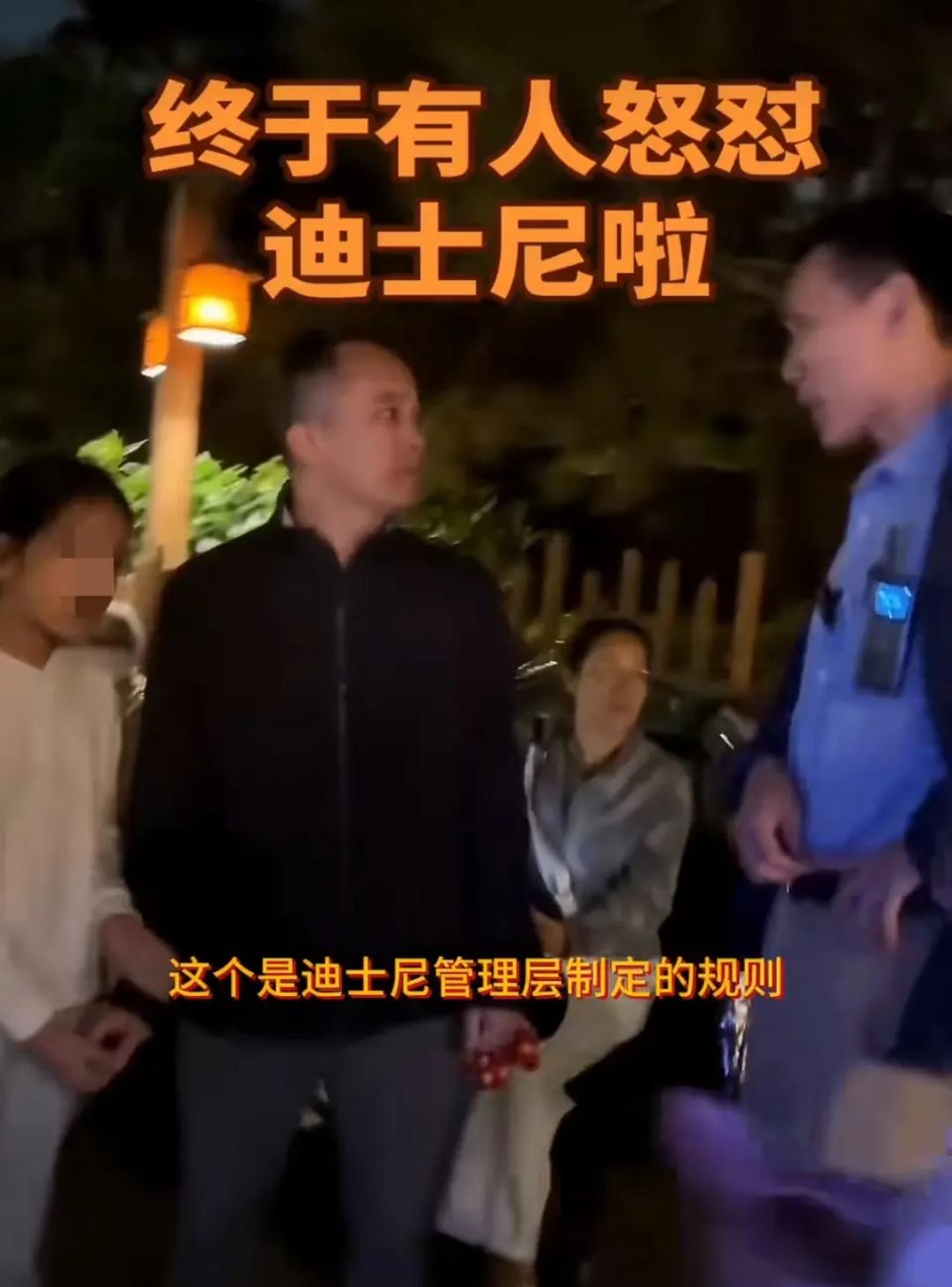 近日，上海迪士尼，一名男子带着女儿排了足足3小时队，眼睁睁看着买优速通的人一波接
