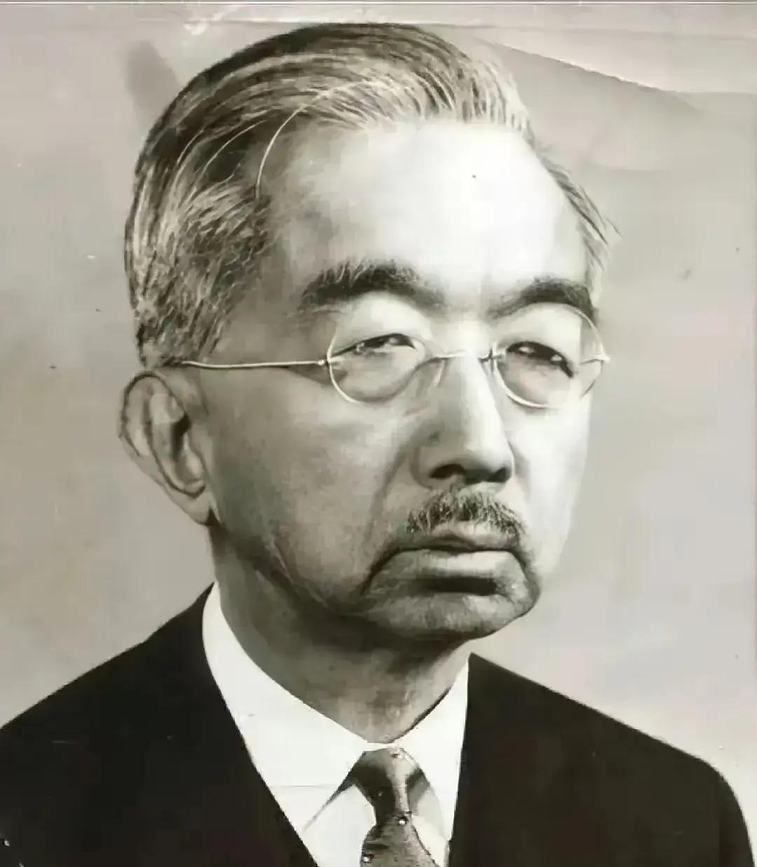 裕仁天皇是日本最大战犯！战争是他指挥下开始的！这是南京大屠杀和731的罪魁祸首。