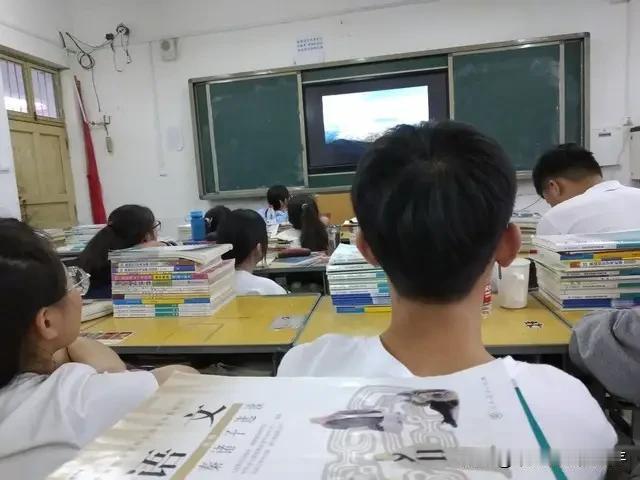 进入高中后发会发现，重点高中和普通高中的区别，究竟有多大？1、重点高中大家的努