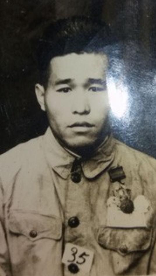 何锡梅，山东济宁泗水人，1942年参军，历任八路军鲁中三支队一大队二分队战士，泗