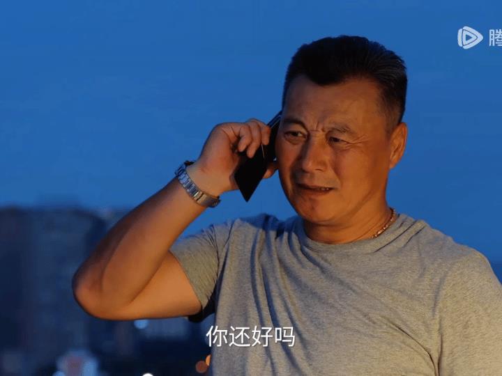 《淬火年代》钱宏英担心的整宿整宿睡不着的时候接到了来自柳石堂的电话，柳石堂问她