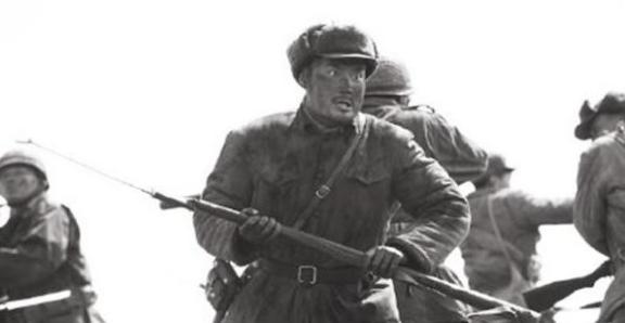 1950年10月底，三个人高马大的美军在路上偶遇一个身材矮小的志愿军，美军笑嘻嘻