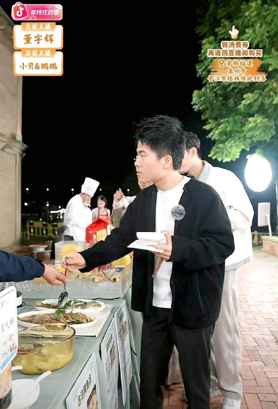 细节决定成败。董宇辉真的是很注重细节，当他去品尝黄鱼的时候，烹饪师傅说上面可能有