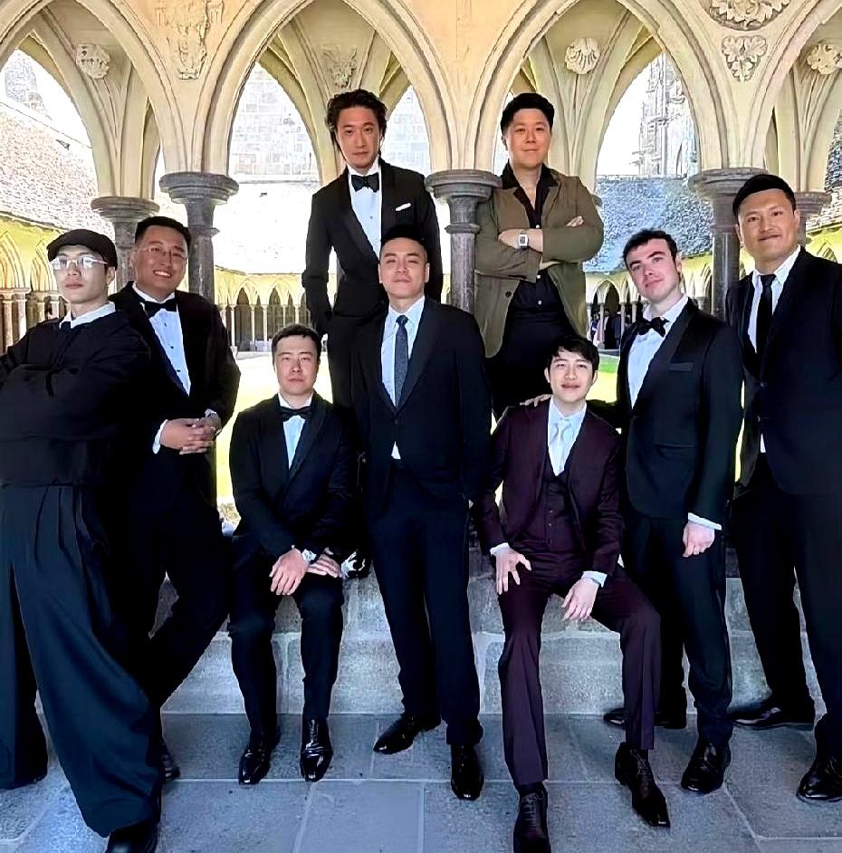 何猷君和奚梦瑶的婚礼伴郎团合照一出来，眼尖的人一下就发现了：王嘉尔是里面唯一的明