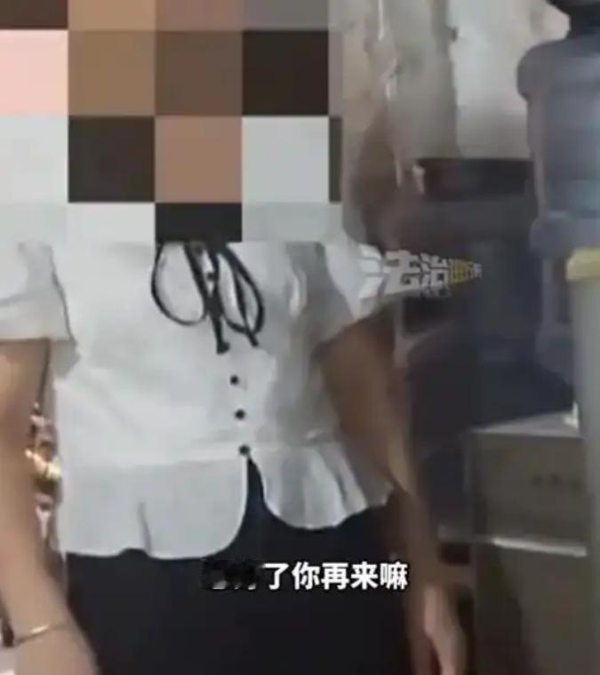广东，女子手机丢失被大妈捡到，大妈索要500报酬，女子为了拿回手机只能答应。可是