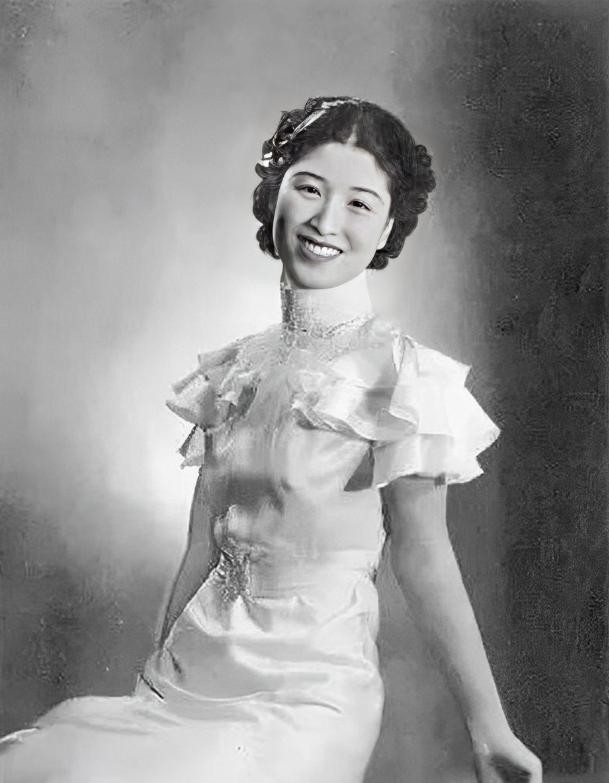 1940年深夜，郑苹如被秘密押到小树林执行枪决，特务见她是个大美人，实在于心不忍