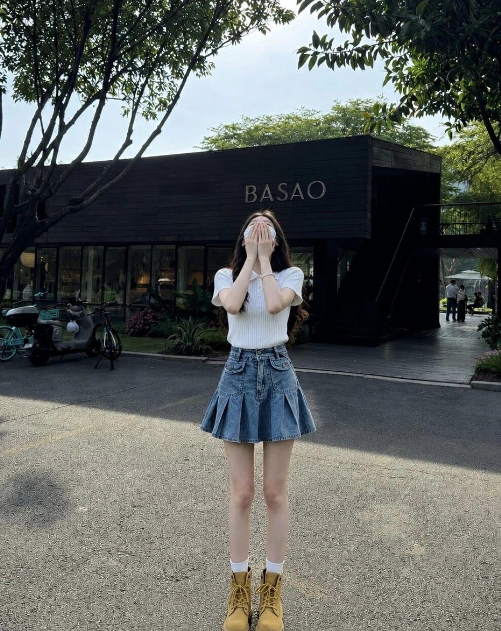 元气少女在BASAO咖啡馆前的可爱瞬间🌞👗👟