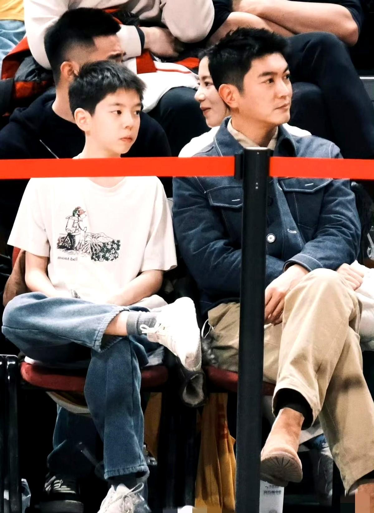 杜江带儿子来看篮球赛。霍思燕不仅会夸老公，就连儿子都养得格外好！嗯哼现在12