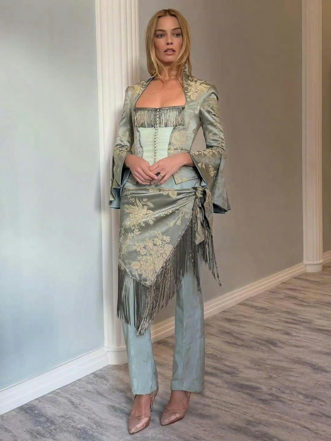 来看看玛格特·罗比最近宣传《呼啸山庄》的造型。她真的太拼了，世界各地跑首映、上节