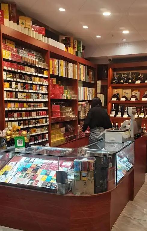 中国烟草现在面临一个死局：年轻人不抽了，老烟民抽不起了。2025年虽然税利高达
