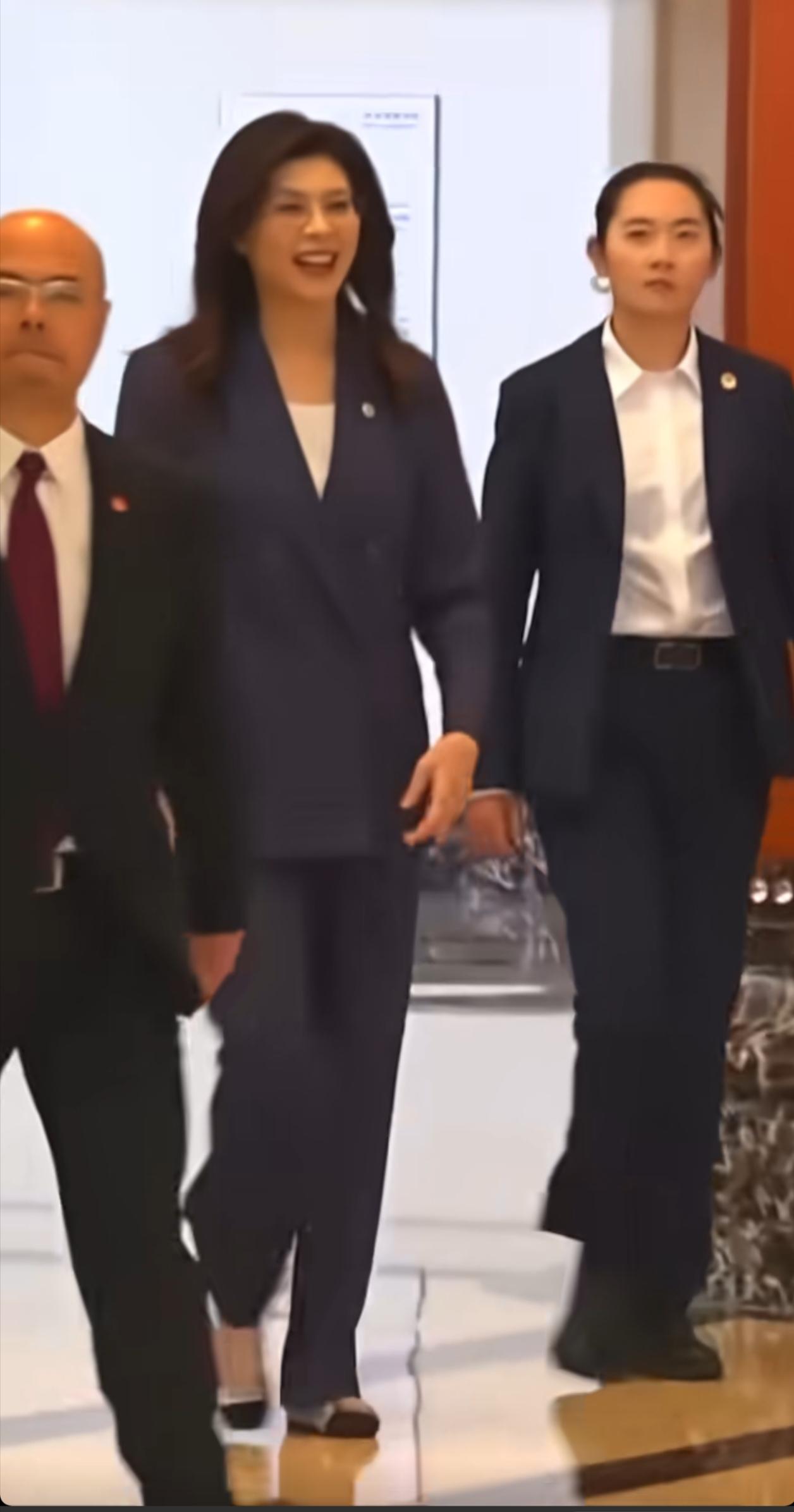 仔细看看，他们三个人衣服上的标志是不一样的，郑的这个没看到过。