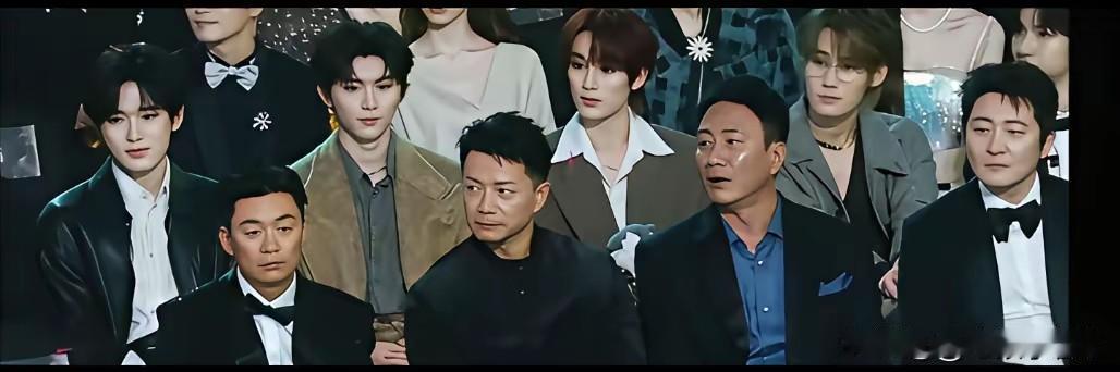 这张图片太有意思了，前面一排硬汉，后面一排雌雄难辨，对比太鲜明了。前面的男子汉