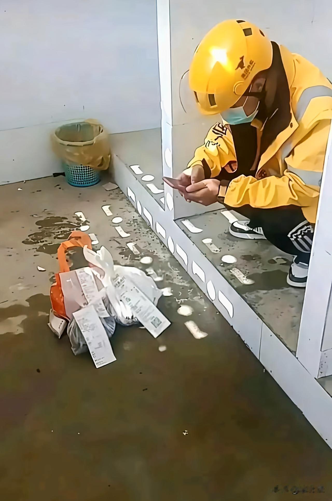 这些都是外卖小哥的正常操作吗？