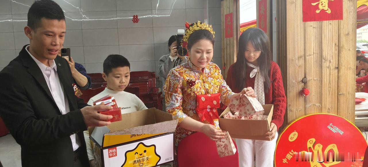 今天我表弟结婚，特别有意思——他俩孩子都老大了，女儿15岁，儿子10岁，今天在婚